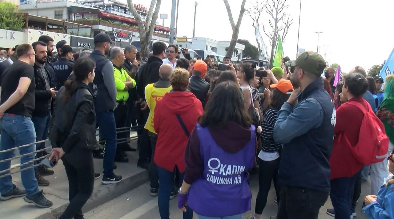 LGBTİ üyeleri, polislere zor anlar yaşattı: 1 Mayıs miting alanı girişinde gerginlik! 3