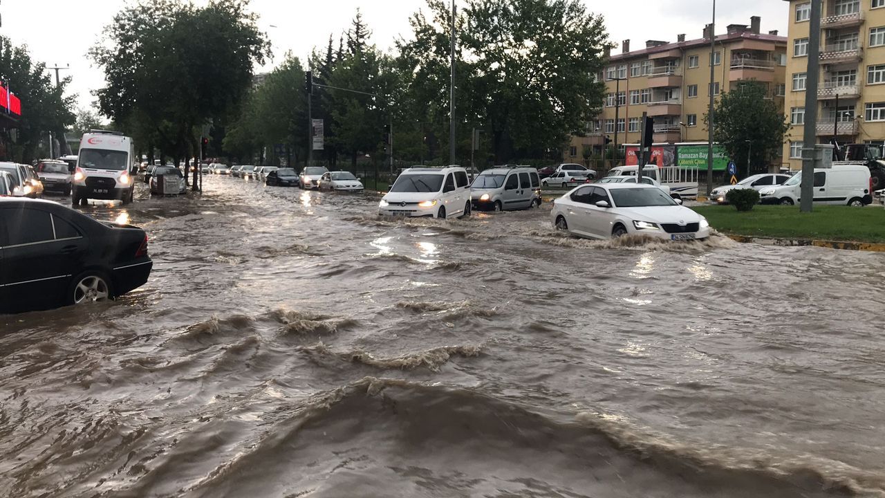 Adıyaman'ı sel bastı! Çok şiddetli yağışta onlarca araç sular altında kaldı 8