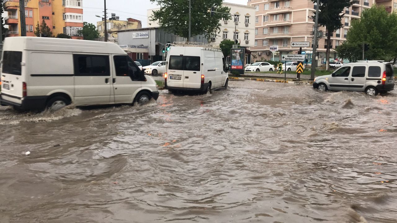 Adıyaman'ı sel bastı! Çok şiddetli yağışta onlarca araç sular altında kaldı 5