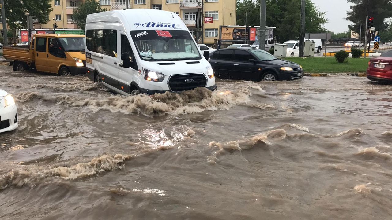 Adıyaman'ı sel bastı! Çok şiddetli yağışta onlarca araç sular altında kaldı 6