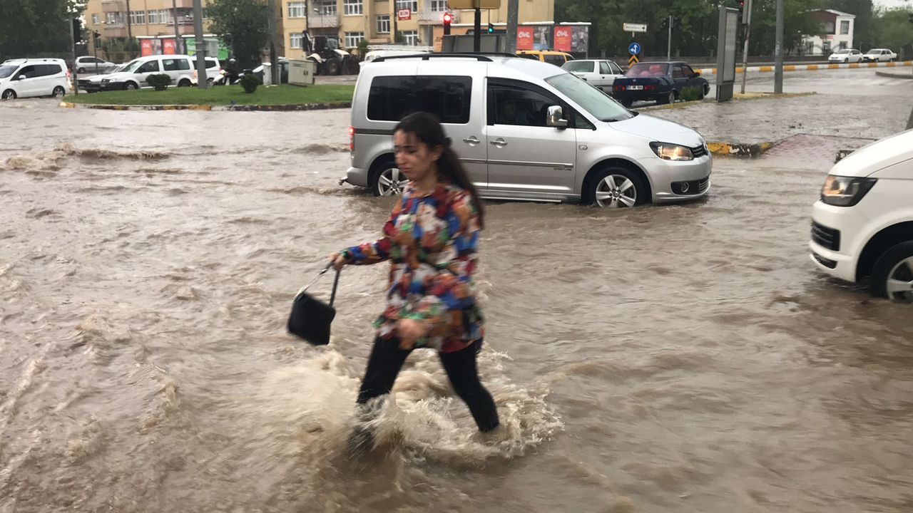 Adıyaman'ı sel bastı! Çok şiddetli yağışta onlarca araç sular altında kaldı 7