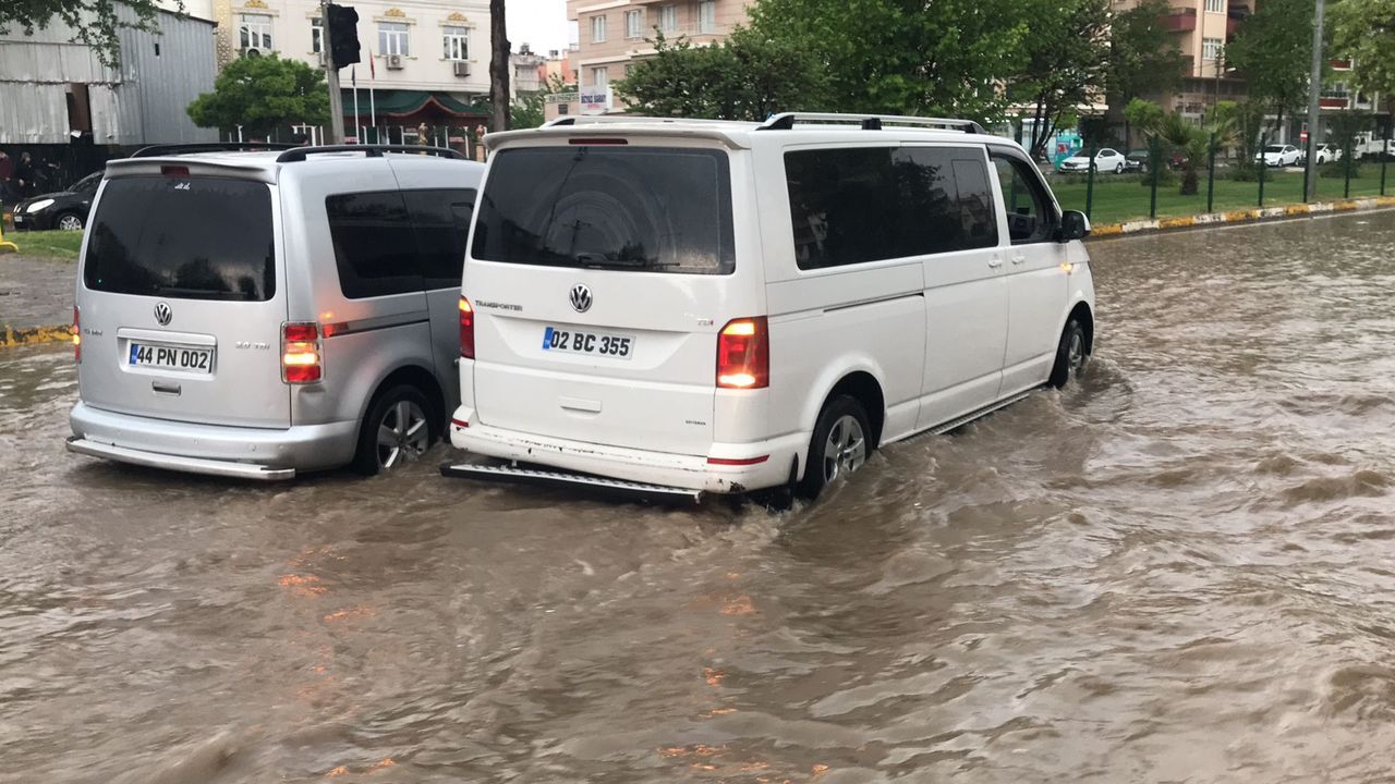 Adıyaman'ı sel bastı! Çok şiddetli yağışta onlarca araç sular altında kaldı 9