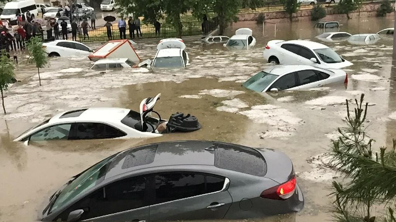 Adıyaman'ı sel bastı! Çok şiddetli yağışta onlarca araç sular altında kaldı 1