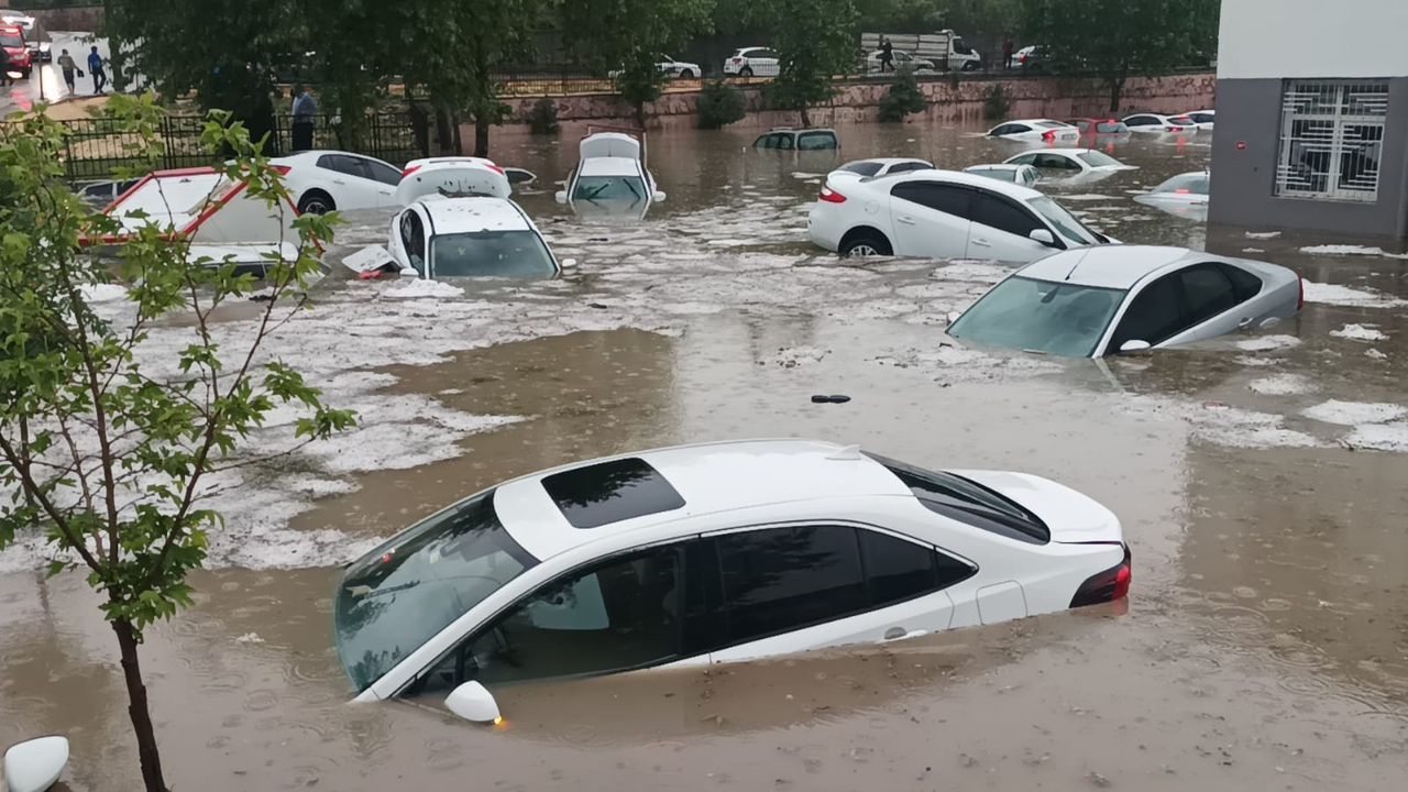 Adıyaman'ı sel bastı! Çok şiddetli yağışta onlarca araç sular altında kaldı 2