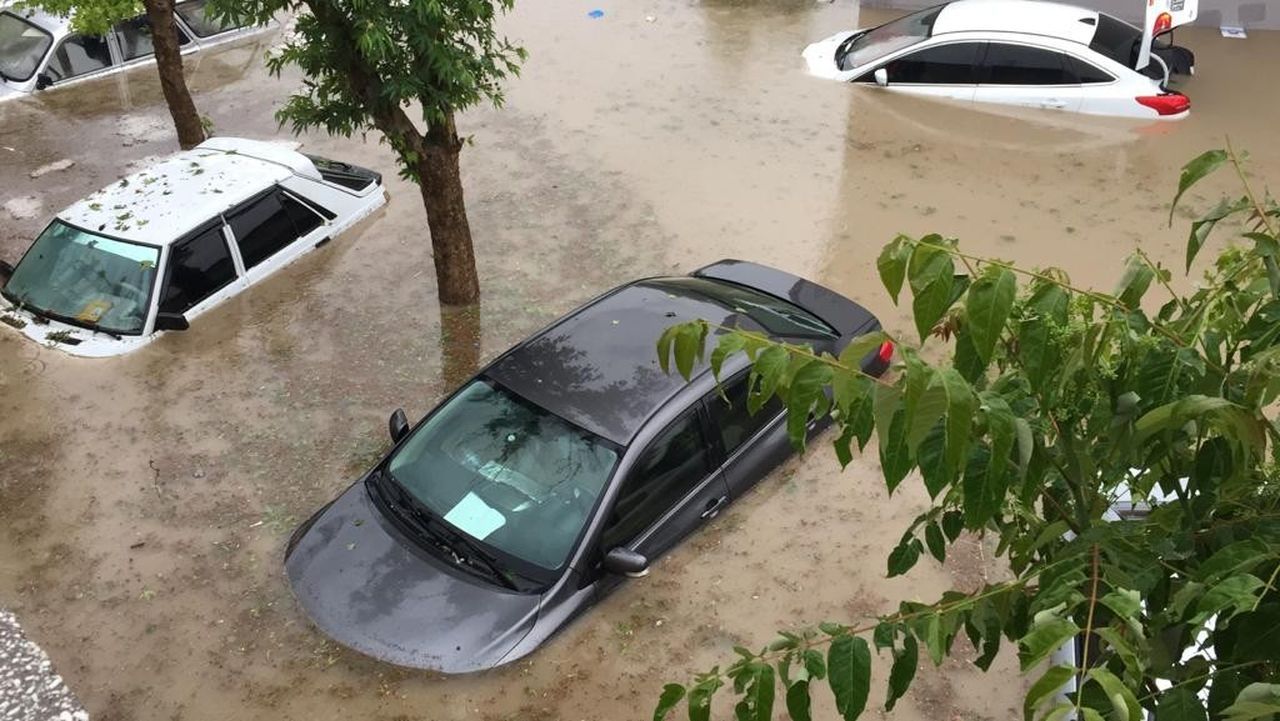 Adıyaman'ı sel bastı! Çok şiddetli yağışta onlarca araç sular altında kaldı 3
