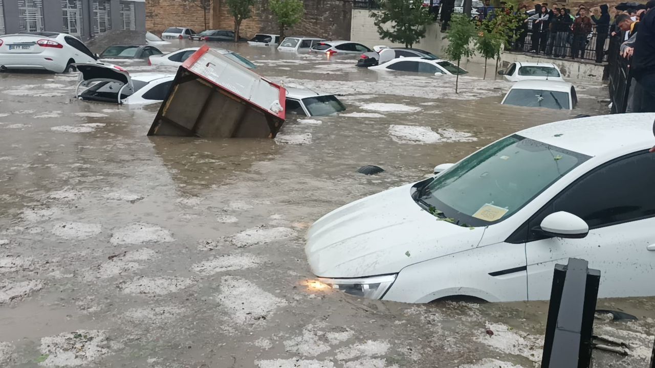 Adıyaman'ı sel bastı! Çok şiddetli yağışta onlarca araç sular altında kaldı 4