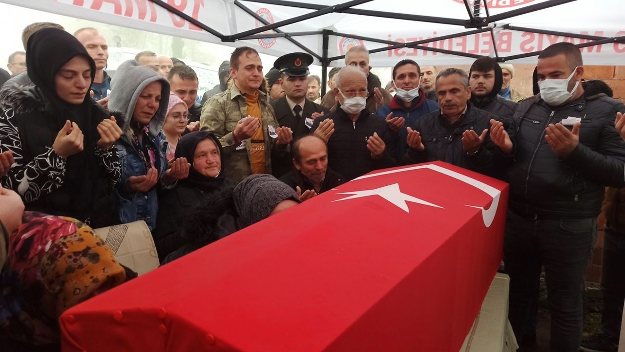 2 ay sonra baba olacaktı! Şehit Uzman Çavuş Mümin Çarkcı'nın cenazesinde gözyaşları sel oldu 3