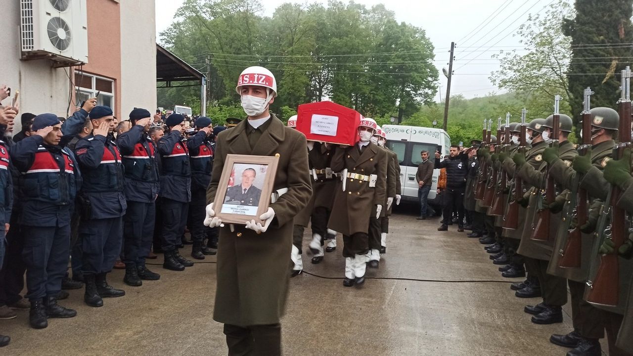 2 ay sonra baba olacaktı! Şehit Uzman Çavuş Mümin Çarkcı'nın cenazesinde gözyaşları sel oldu 4