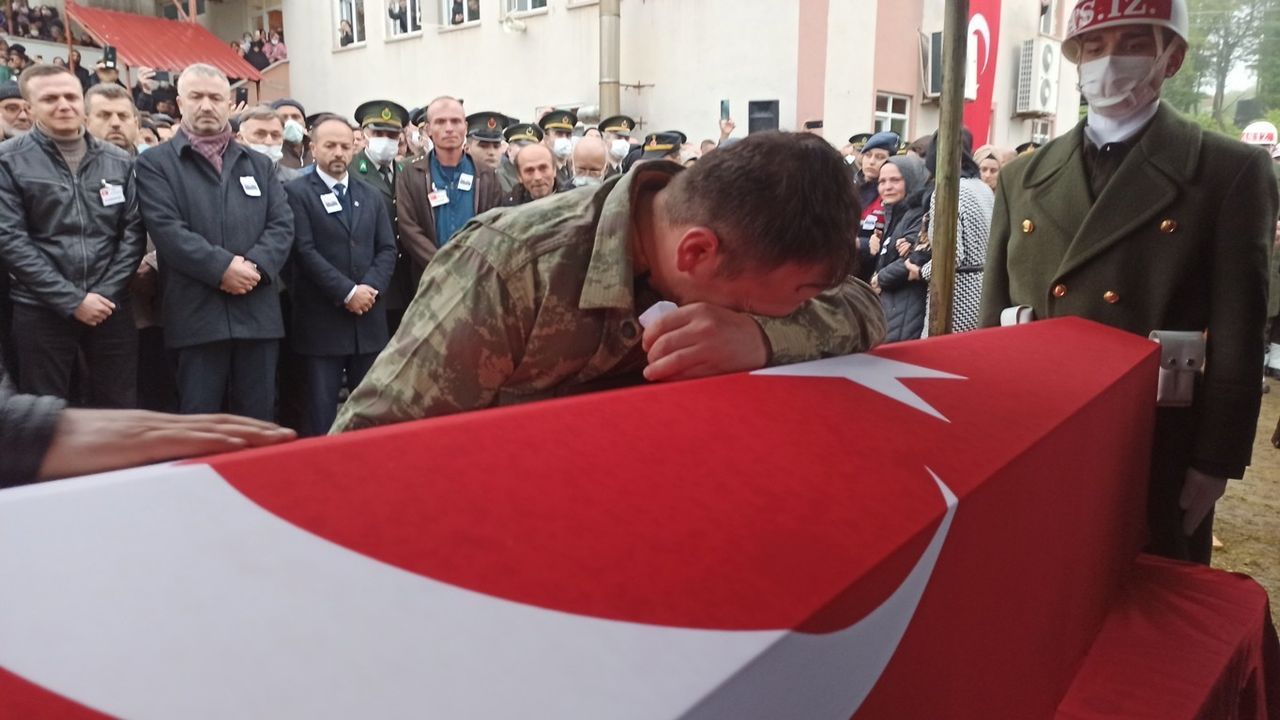 2 ay sonra baba olacaktı! Şehit Uzman Çavuş Mümin Çarkcı'nın cenazesinde gözyaşları sel oldu 8