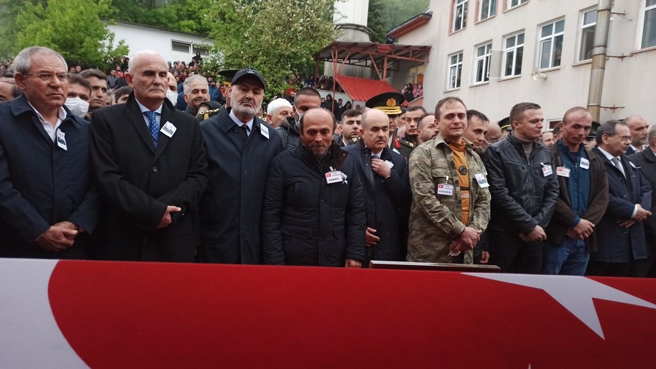 2 ay sonra baba olacaktı! Şehit Uzman Çavuş Mümin Çarkcı'nın cenazesinde gözyaşları sel oldu 5