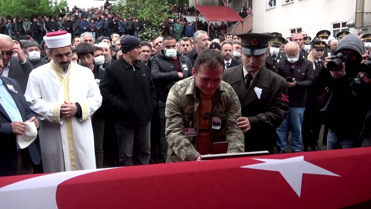 2 ay sonra baba olacaktı! Şehit Uzman Çavuş Mümin Çarkcı'nın cenazesinde gözyaşları sel oldu 6