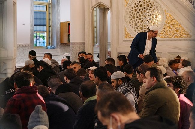 Avustralya'nın Sidney kentindeki Müslümanlar bayram namazı için camiye akın etti 13