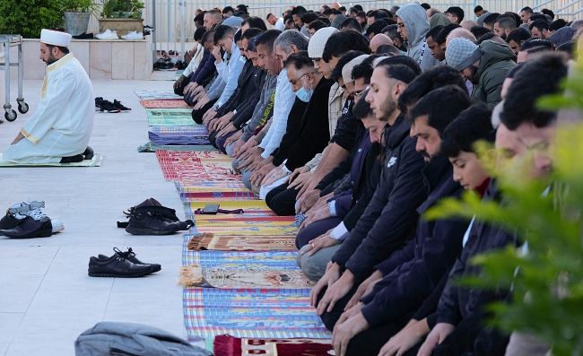 Avustralya'nın Sidney kentindeki Müslümanlar bayram namazı için camiye akın etti 1