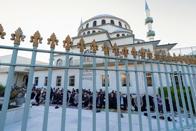 Avustralya'nın Sidney kentindeki Müslümanlar bayram namazı için camiye akın etti 2