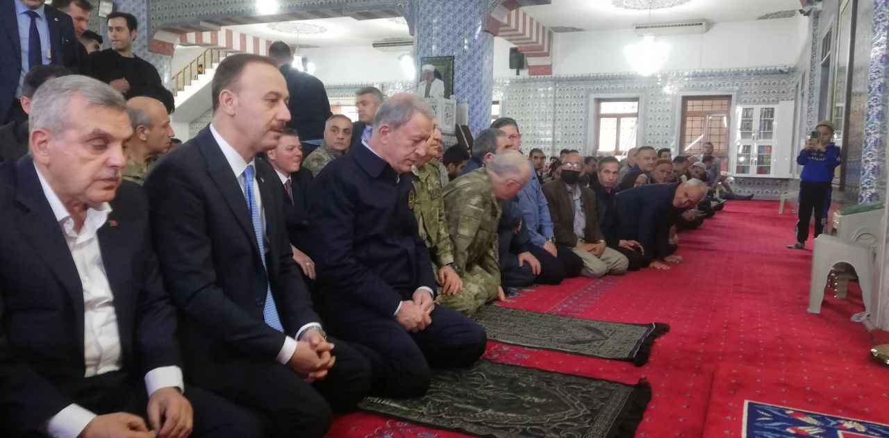 Milli Savunma Bakanı Hulusi Akar, kuvvet komutanlarıyla birlikte bayram namazını Balıklıgöl’de kıldı 1