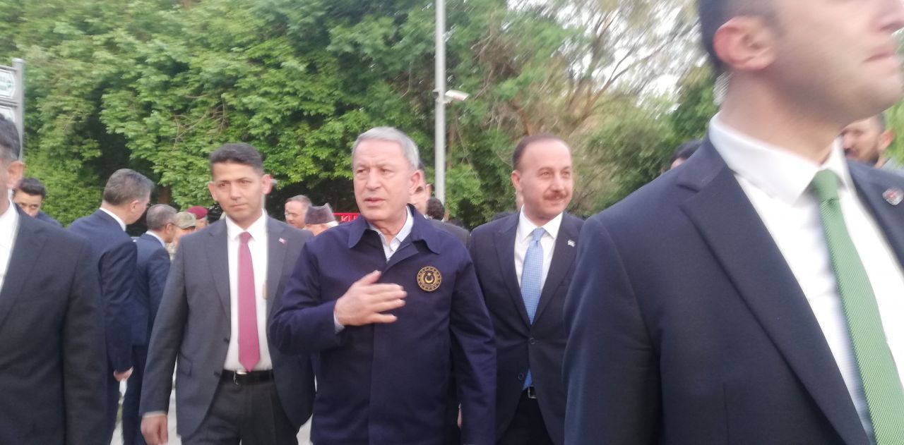 Milli Savunma Bakanı Hulusi Akar, kuvvet komutanlarıyla birlikte bayram namazını Balıklıgöl’de kıldı 2