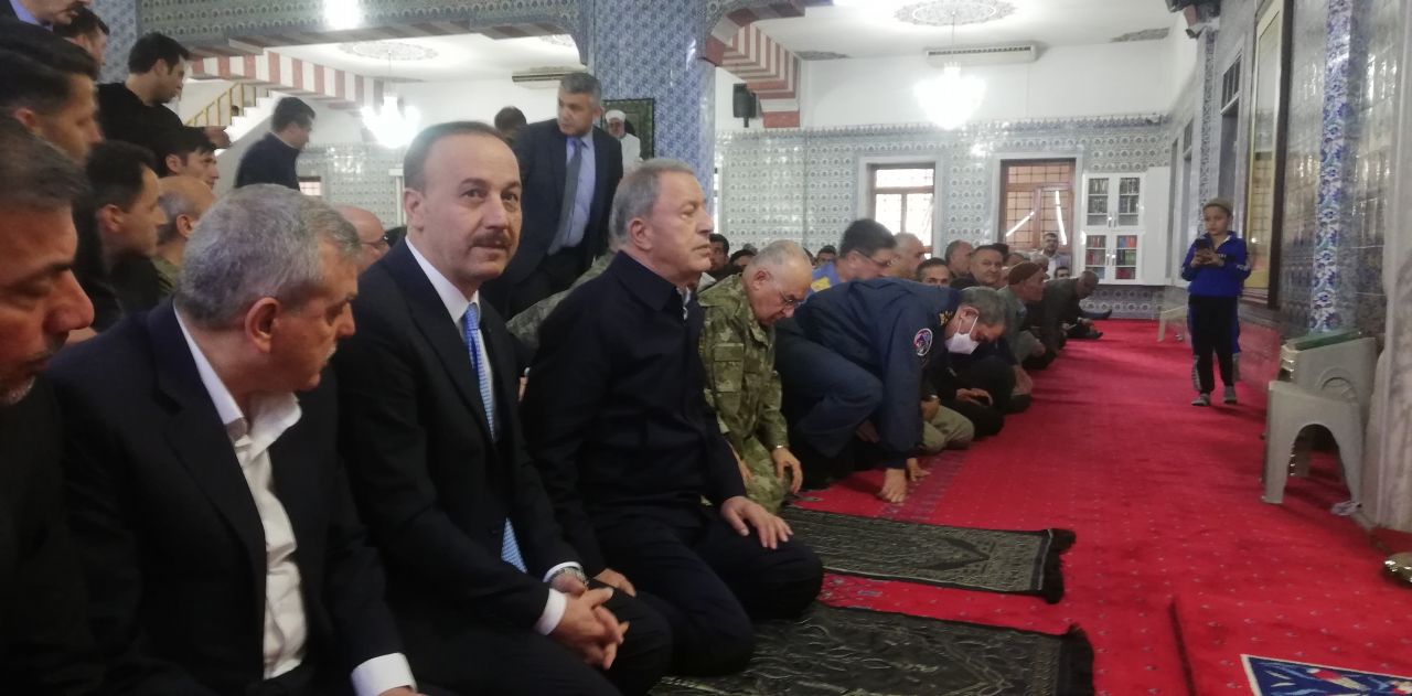 Milli Savunma Bakanı Hulusi Akar, kuvvet komutanlarıyla birlikte bayram namazını Balıklıgöl’de kıldı 4