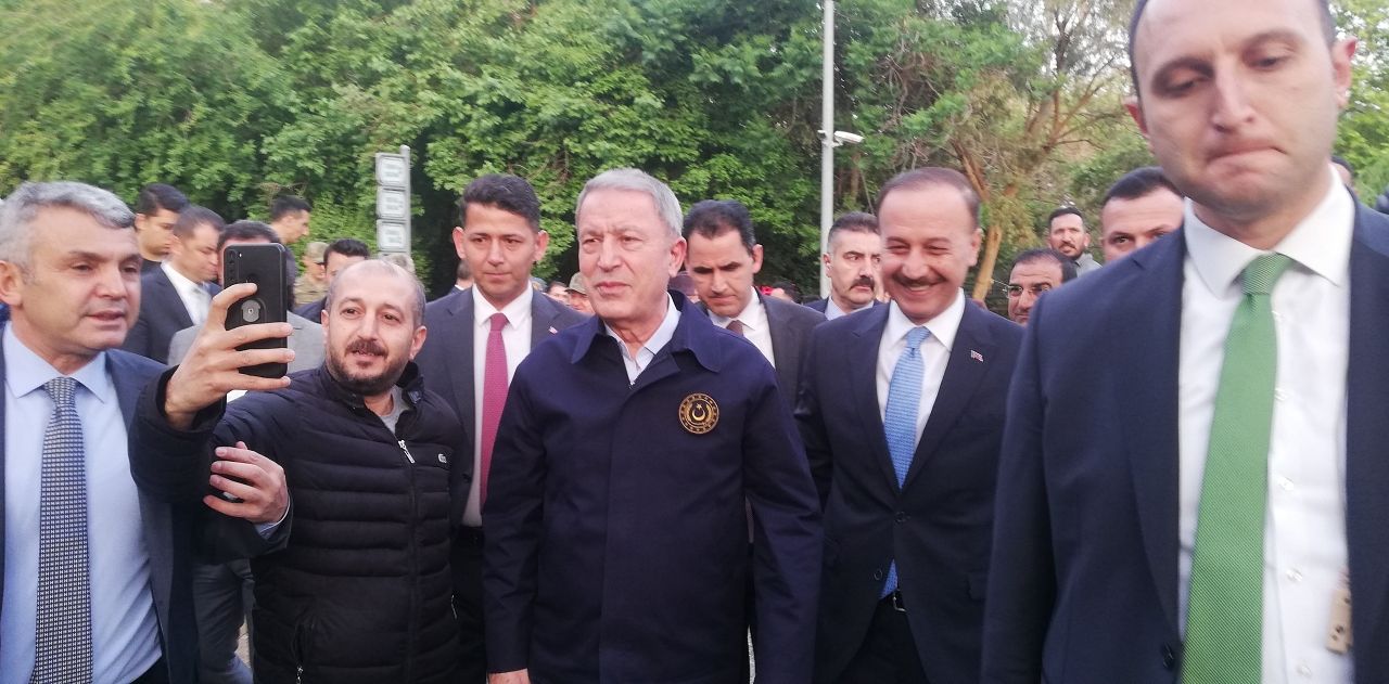 Milli Savunma Bakanı Hulusi Akar, kuvvet komutanlarıyla birlikte bayram namazını Balıklıgöl’de kıldı 5