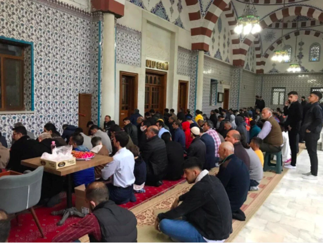 Bayram namazı için vatandaşlar camilere akın etti: Avlular bile doldu 2