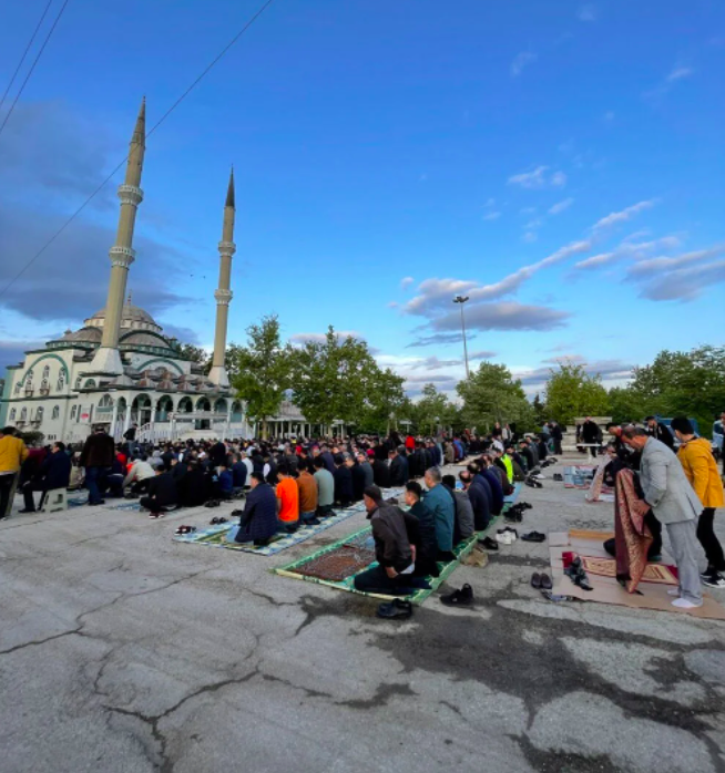 Bayram namazı için vatandaşlar camilere akın etti: Avlular bile doldu 9
