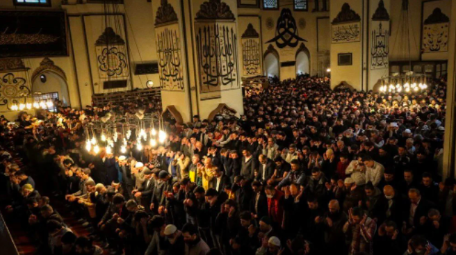 Bayram namazı için vatandaşlar camilere akın etti: Avlular bile doldu 16