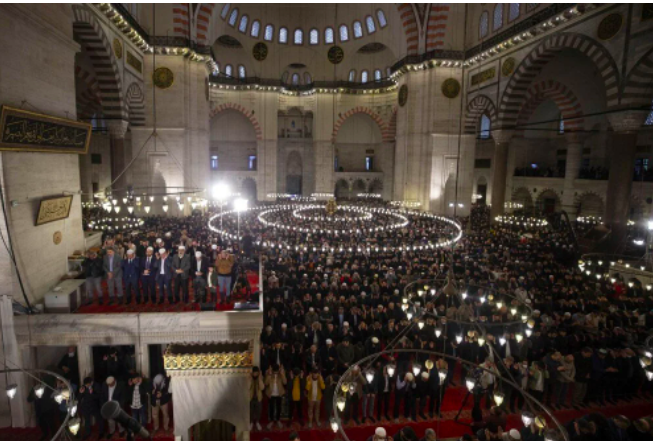 Bayram namazı için vatandaşlar camilere akın etti: Avlular bile doldu 17
