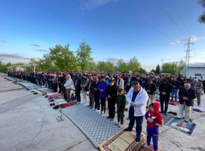Bayram namazı için vatandaşlar camilere akın etti: Avlular bile doldu 8