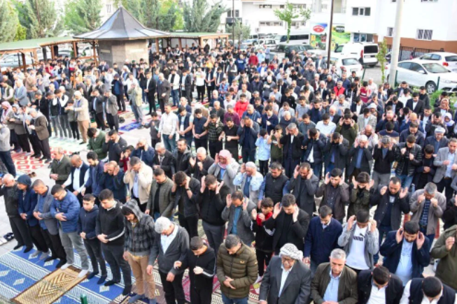 Bayram namazı için vatandaşlar camilere akın etti: Avlular bile doldu 5