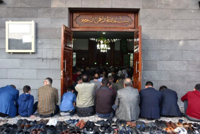 Bayram namazı için vatandaşlar camilere akın etti: Avlular bile doldu 4
