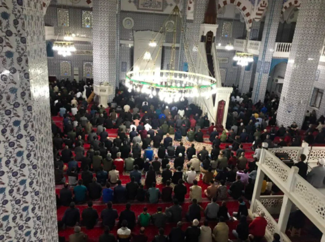 Bayram namazı için vatandaşlar camilere akın etti: Avlular bile doldu 3