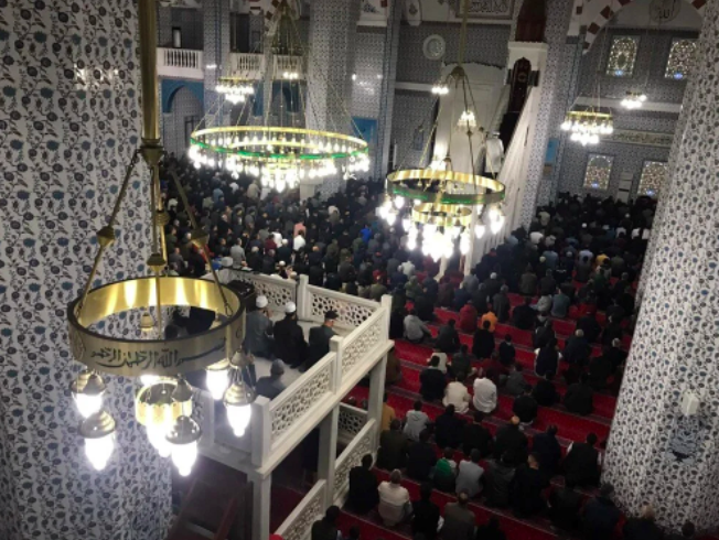 Bayram namazı için vatandaşlar camilere akın etti: Avlular bile doldu 1