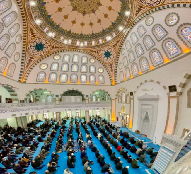 Bayram namazı için vatandaşlar camilere akın etti: Avlular bile doldu 10