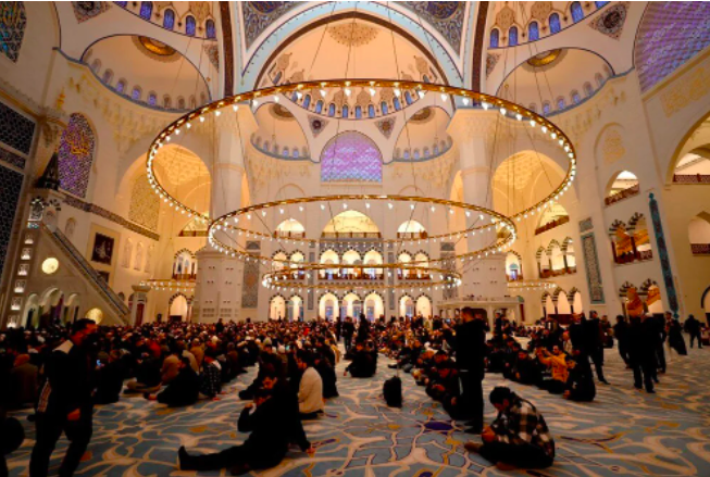 Bayram namazı için vatandaşlar camilere akın etti: Avlular bile doldu 7