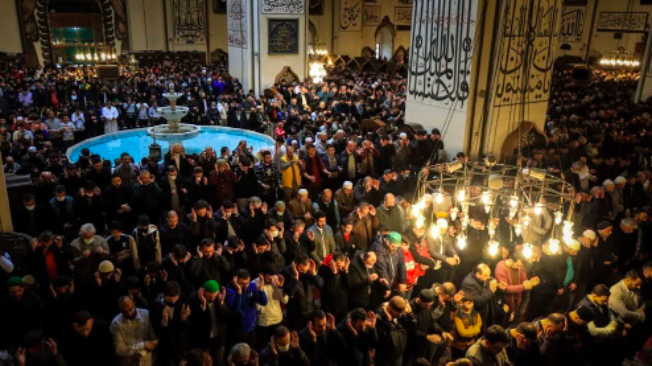 Bayram namazı için vatandaşlar camilere akın etti: Avlular bile doldu 15