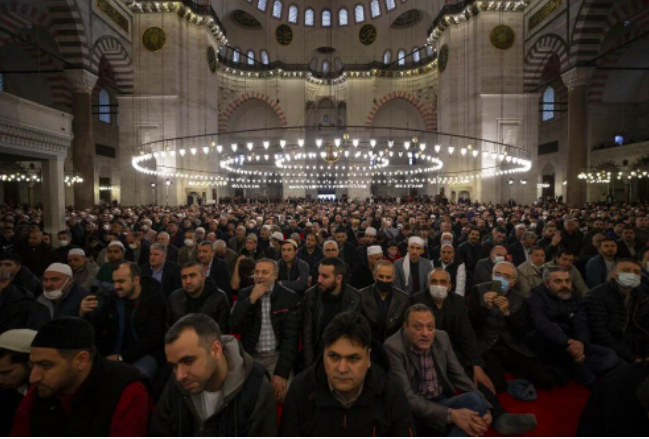 Bayram namazı için vatandaşlar camilere akın etti: Avlular bile doldu 18