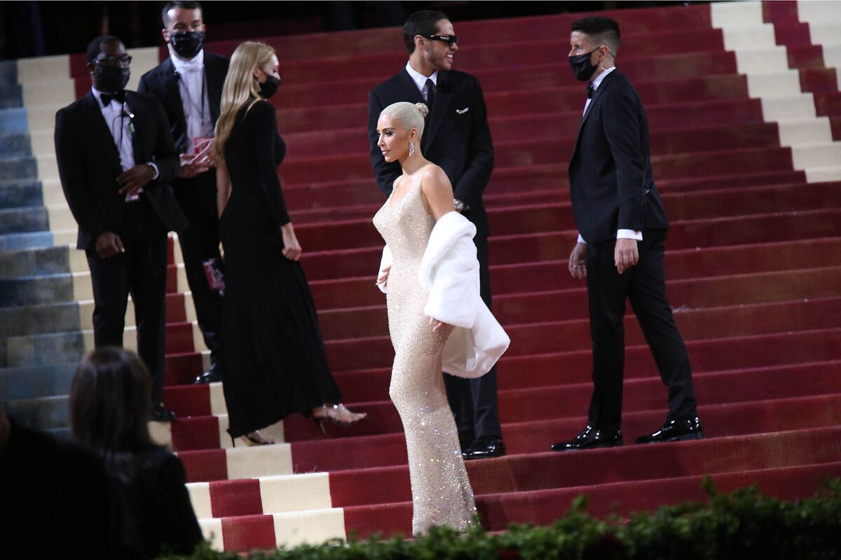 Met Gala 2022 gerçekleşti! Kim Kardashian kostümüyle kırmızı halıya damga vurdu 5