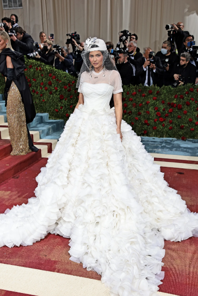 Met Gala 2022 gerçekleşti! Kim Kardashian kostümüyle kırmızı halıya damga vurdu 12