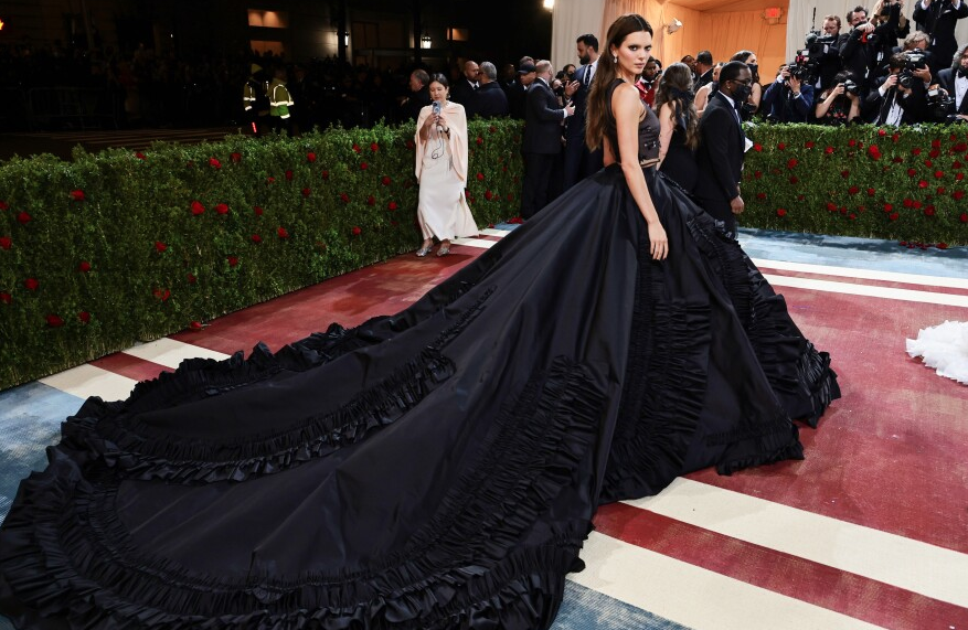 Met Gala 2022 gerçekleşti! Kim Kardashian kostümüyle kırmızı halıya damga vurdu 29