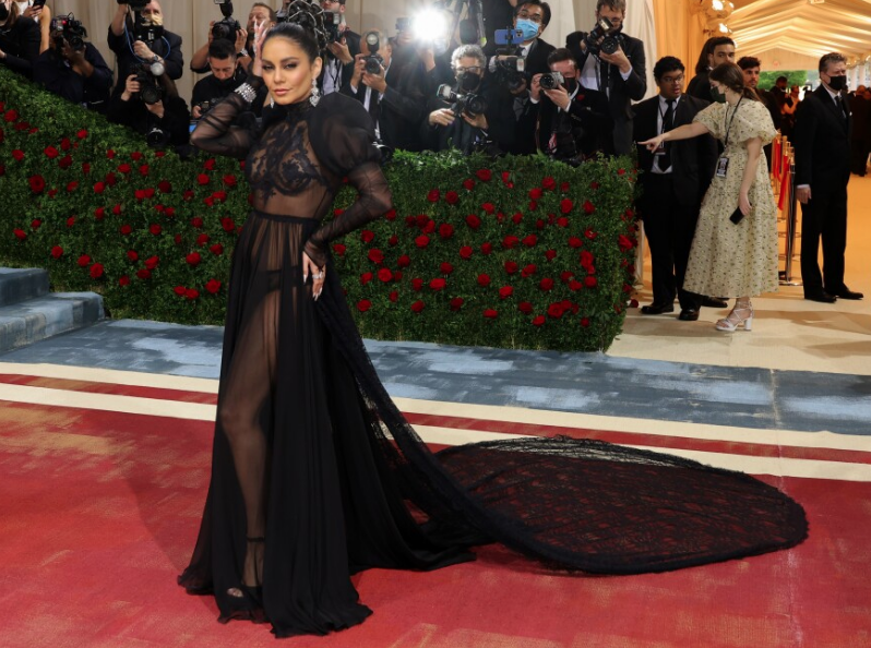 Met Gala 2022 gerçekleşti! Kim Kardashian kostümüyle kırmızı halıya damga vurdu 23