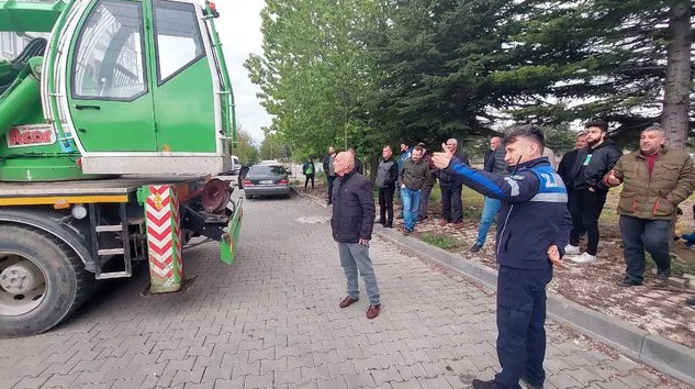 Bolu Belediye Başkanı insanların yakınlarının kemiklerini ortaya saçtı 1