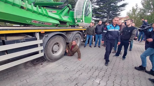 Bolu Belediye Başkanı insanların yakınlarının kemiklerini ortaya saçtı 4