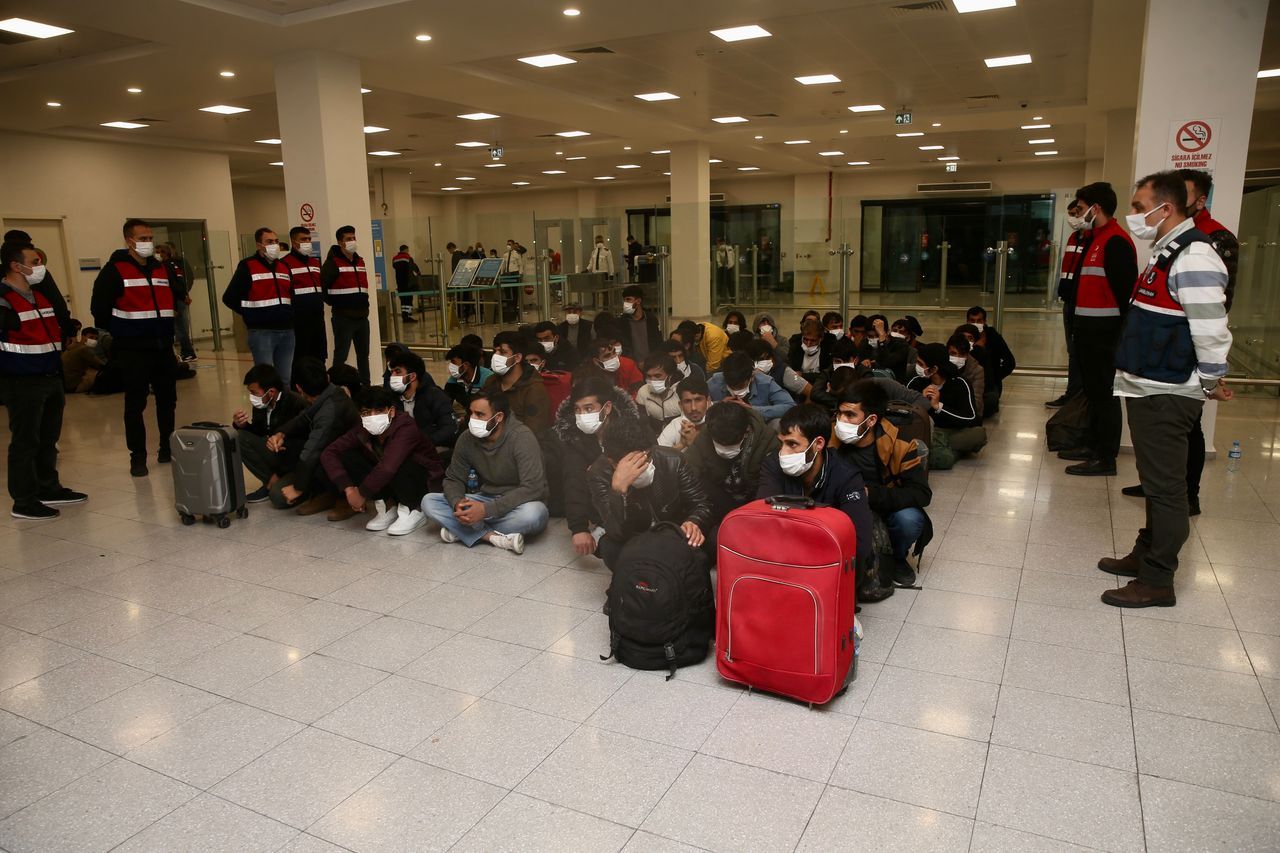 Afganistan ve Pakistan uyruklu 213 düzensiz göçmen daha sınır dışı edildi 2