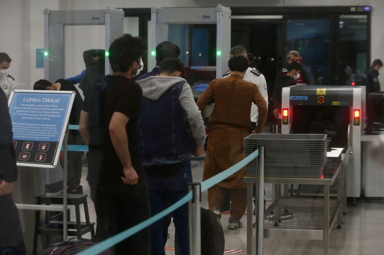 Afganistan ve Pakistan uyruklu 213 düzensiz göçmen daha sınır dışı edildi 5