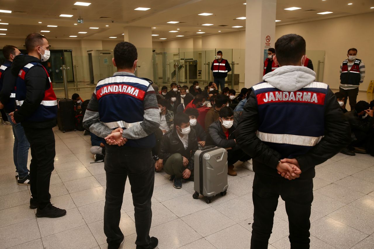 Afganistan ve Pakistan uyruklu 213 düzensiz göçmen daha sınır dışı edildi 6