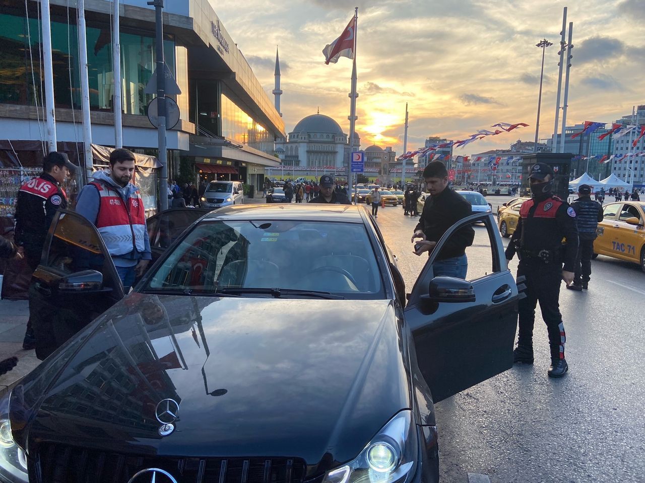 İstanbul'da 'Huzur' operasyonu! İstanbul'da 700 şüpheli ile 253 yoklama kaçağı yakalandı 2