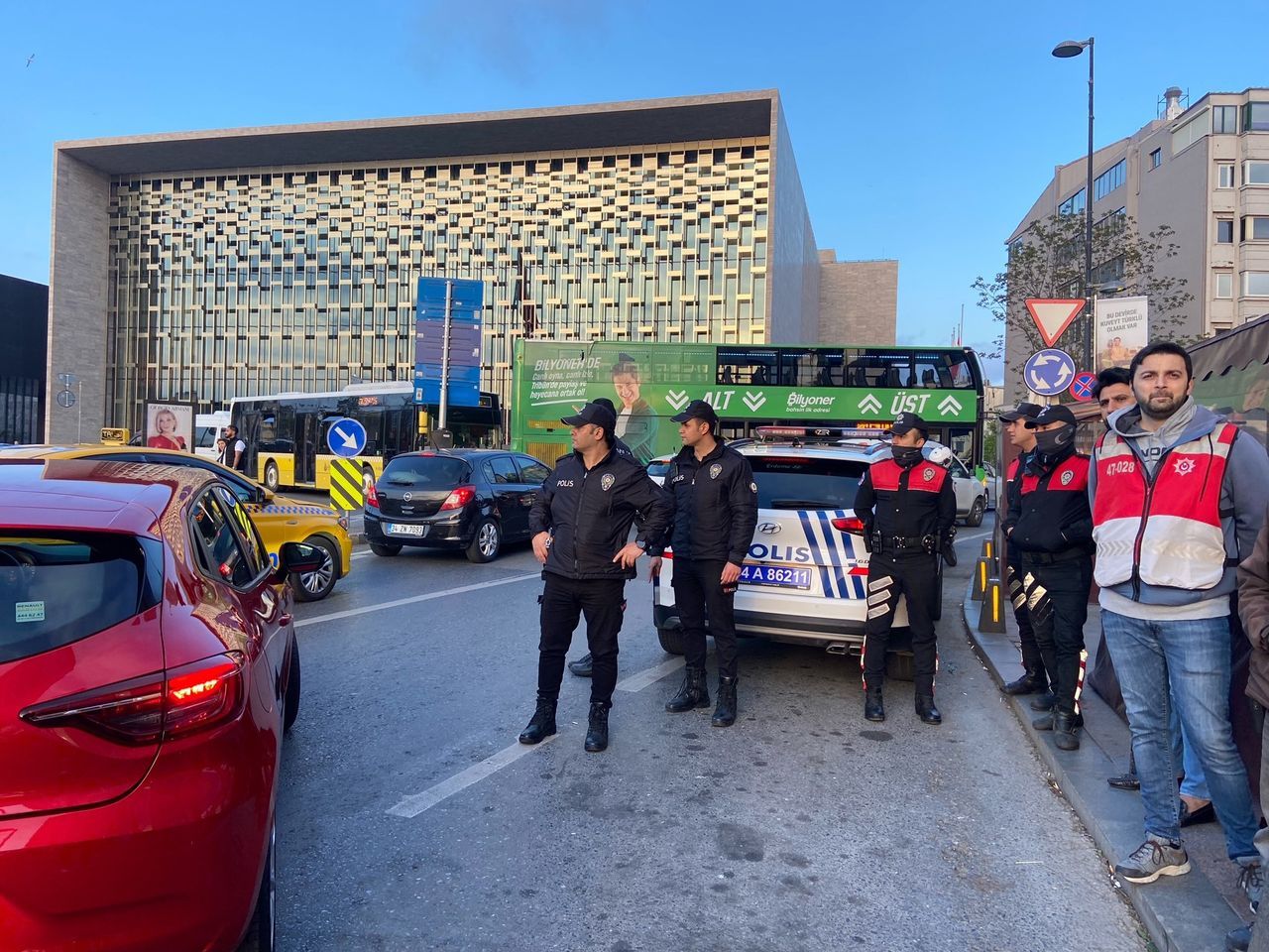İstanbul'da 'Huzur' operasyonu! İstanbul'da 700 şüpheli ile 253 yoklama kaçağı yakalandı 4