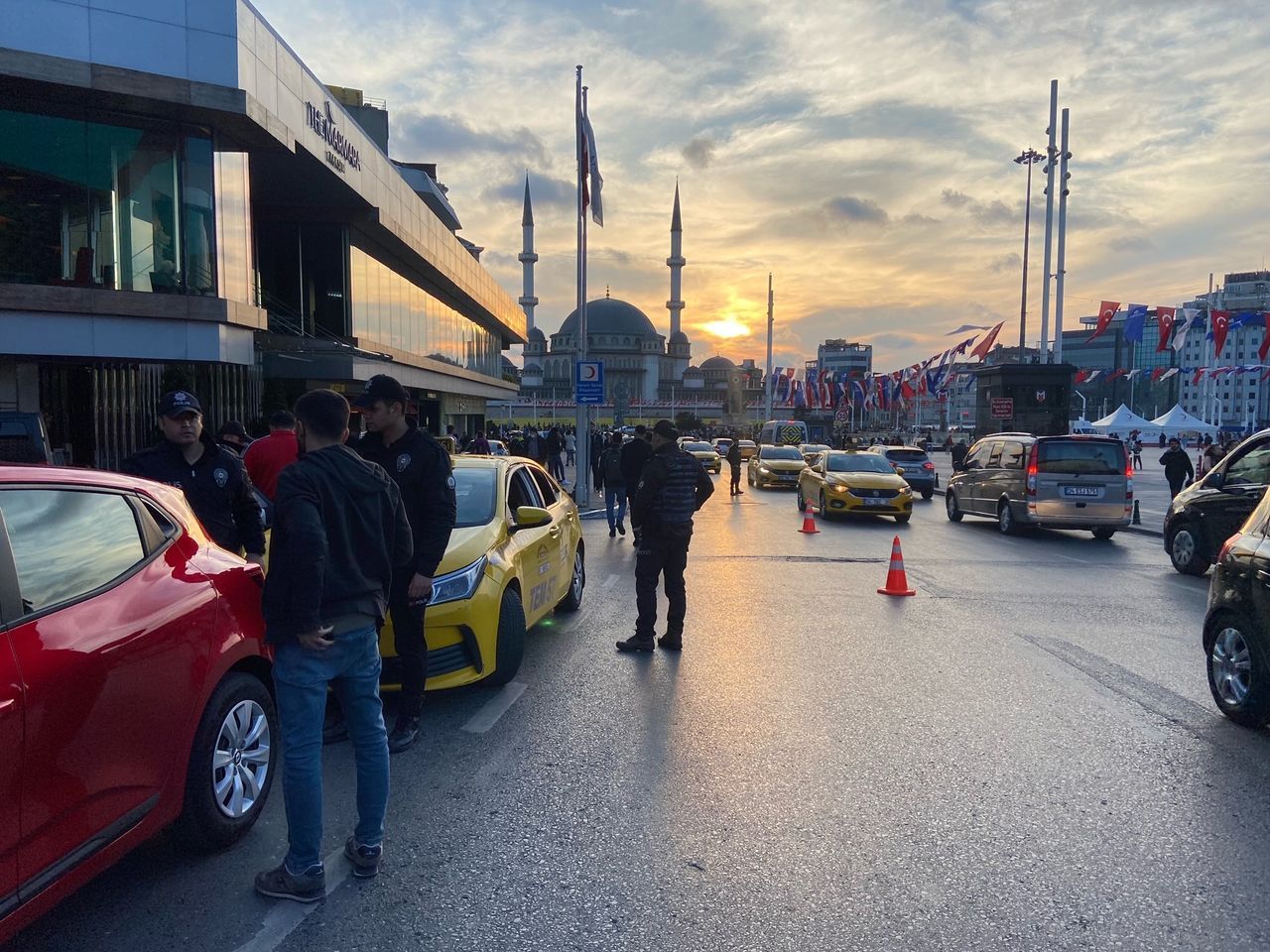 İstanbul'da 'Huzur' operasyonu! İstanbul'da 700 şüpheli ile 253 yoklama kaçağı yakalandı 5
