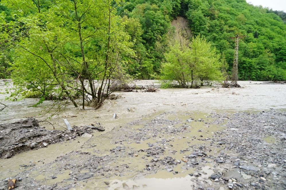 Üçüncü kez selin vurduğu Çatalzeytin'de vatandaşlar diken üstünde: Korkudan evlerine giremiyorlar! 12