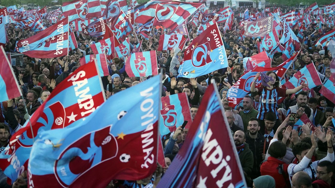 Trabzonspor, şampiyonluğu İstanbul’da kutladı! Yenikapı doldu taştı 15
