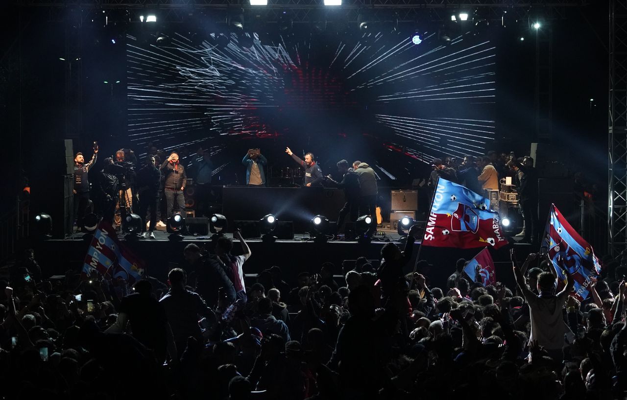 Trabzonspor, şampiyonluğu İstanbul’da kutladı! Yenikapı doldu taştı 23